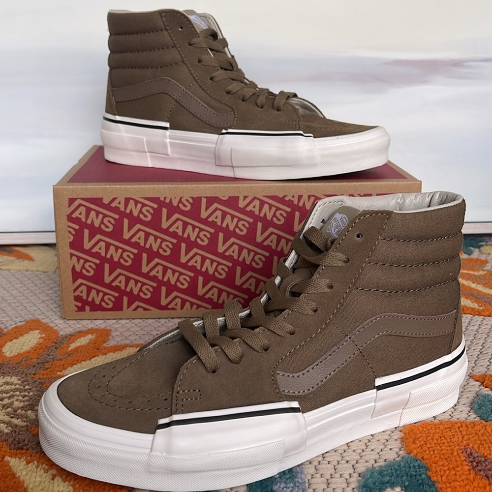 Vans Men’s Sk8-Hi Rearrange
Tonal Kangaroo
VN000CRMBYW
Sneakers - Picture 2 of 16